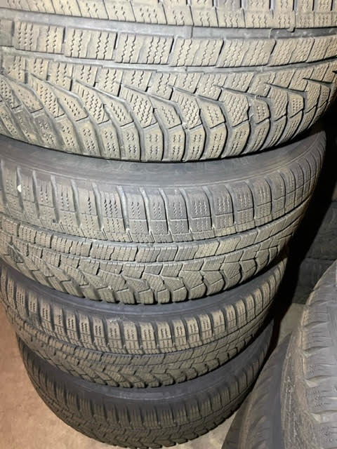 4 pneus hiver sur jantes VOLVO V70 215/55R16 93H